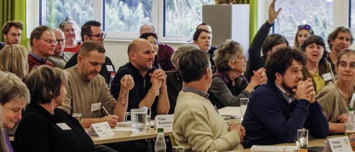 After the break caused by Corona, the participants enjoyed being able to listen, learn and discuss again in the fully occupied lecture hall of the Bildungsstätte Gartenbau.