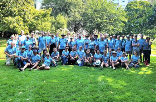 In the botanical garden of the city of Angers, the almost 60 participants wore the ISU Summer Days 2024 T-shirt. (Foto: ISU/Banse)